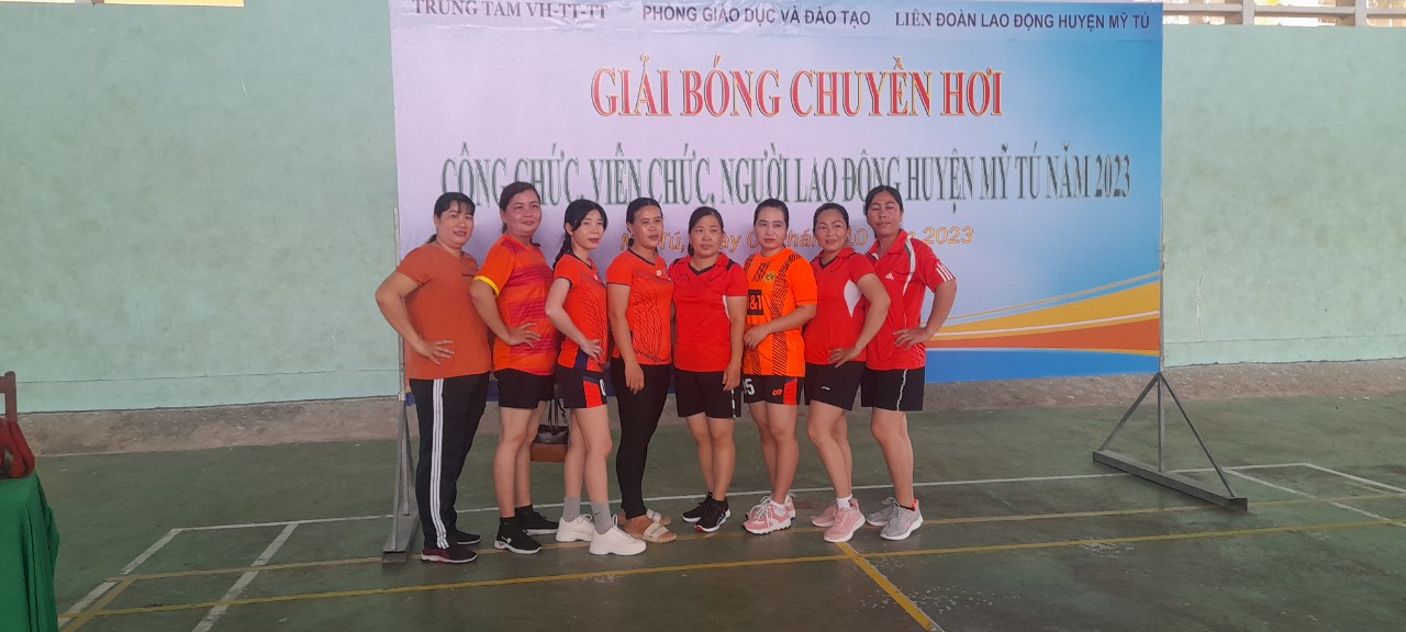 Giáo viên trường mầm non Thuận Hưng tham gia hội thi đánh bóng chuyền hơi